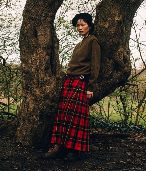 Granny Chic Fashion, Scottish Skirt, Long Skirt Vintage, Vintage Long Skirt, Le Kilt, Paris Fashion Week 2024, Vintage Wool Skirt, Midi Skirt Vintage, Mini Skirt Vintage