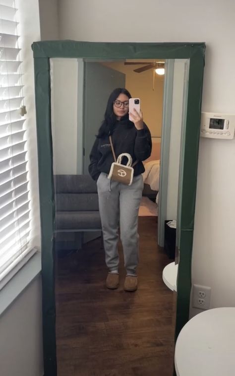 Fall Sweatsuit Outfit, Grey Tasman Uggs Outfits, Bummy Outfits For School Winter, Bummy Outfits For School, Tasman Outfit, Bedtime Outfits, Ugg Tasman Outfit, Everyday Outfits Fall, Dressy Casual Outfits