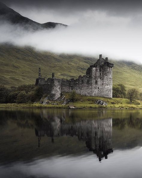 Scotland Aesthetic, Scotland Landscape, England Countryside, Beautiful Ruins, England Photography, Castle Scotland, Castle Aesthetic, Castles In Scotland, Scotland Castles