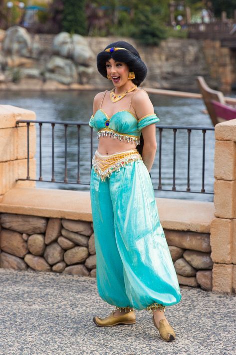 Yasmin Disney, Jasmine Costume Women, Princess Poses, Princess Jasmine Cosplay, Jasmine Halloween Costume, Aladdin Costume, Princess Jasmine Costume, Disney Princess Jasmine, Mehendi Outfits