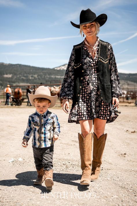 Timeless & Classic Cowgirl Chic Boots, Vintage-inspired texan boots with tioaga stitch patterns. Check out the stylish Lucchese Priscilla Glitz Cream, Pris Rust, and Dolly Black boots! Perfect for any occasion, these unique handcrafted western boots are made with the finest quality leathers, vibrant colors and innovative designs. Whether you're headed to a casual lunch or stepping out for an evening event, these stylish boots will have you looking your best. Outfit With Black Western Boots, Colorful Cowgirl Boots, Lucchese Priscilla Boots Outfit, Lucchese Boots Womens Outfit, Texan Boots Outfit, Tecovas Boots Women Outfit, Tecovas Boots Women, Lucchese Boots Womens, Black Dress And Cowboy Boots