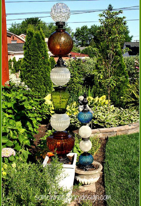 my glass tower vision has been fulfilled i built it, repurposing upcycling, They are beautiful with the sun shinning through Garden Tower, Garden Totem, Garden Globes, Garden Totems, Diy Lampe, Meteor Garden 2018, Glass Garden Art, Garden Art Projects, Unique Gardens