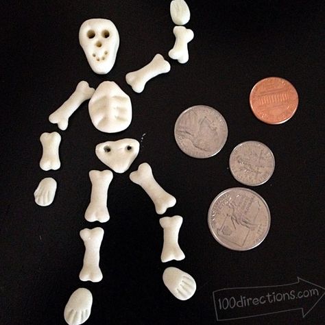 Air Dry Clay Skeleton, Air Dry Clay Sculpture Ideas, Skeleton Clay, Clay Skeleton, Halloween Fondant, Polymer Food, Halloween Jewellery, Glow In The Dark Skeleton, Dark Skeleton