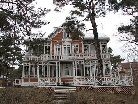 Wooden House in Hanko, Finland by -Georg-, via Flickr 1800s House, Finnish House, Dream House Mansions, Europe Architecture, German Houses, Scandinavian Architecture, Wooden Buildings, Cottage Cabin, Summer Cottage