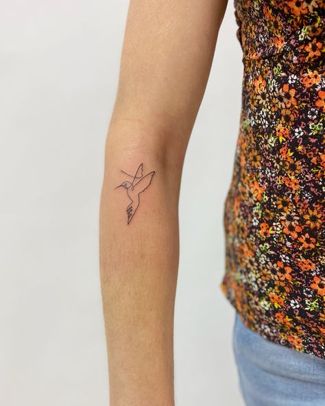 Single Bird Tattoo, Humming Bird Line Tattoo, Bird Ankle Tattoo, Nightingale Tattoo, Dainty Hummingbird Tattoo, Humming Bird Tattoos, Cowboy Tattoos, Tattoo Tiny, Single Line Tattoo