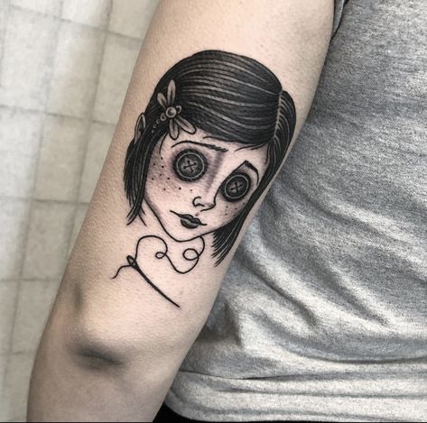 Casket Tattoo, Coraline Flash Tattoo, Black Casket, Coraline Flash, Flash Tattoo Ideas, Tim Burton Drawings, Tattoo Mafia, Coraline Tattoo, Armband Tattoos