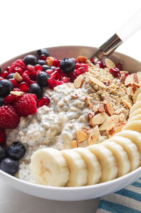 Vanilla Overnight Oat Breakfast Bowl with Mixed Fruit is the tastiest way to start your day! Vanilla Overnight Oats, Oat Breakfast, Breakfast Oats Overnight, Oatmeal Bowl, Overnight Oat, Oats Recipe, Oats Breakfast, Breakfast Bowl, Overnight Oats Recipe