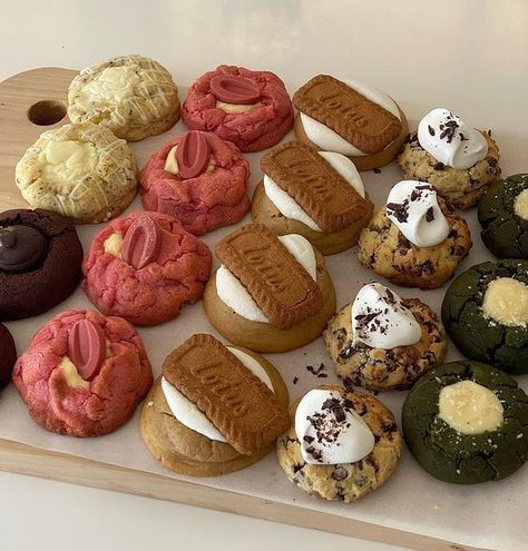 Kue Macaroon, Cookie Bakery, Cookie Business, Baking Business, Roasting Marshmallows, Yummy Comfort Food, Think Food, Sweet Snacks Recipes, Delicious Snacks Recipes