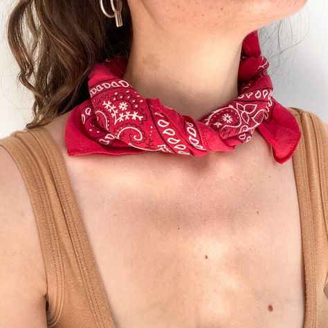 Red Neck Scarf Outfit, Bandana Photoshoot Ideas, Bandana Accessory Ideas, Red Bandana Outfit, Bandana Around Neck, Cowgirl Bandana, Neck Scarf Outfit, Greaser Girl, Bandana Neck Scarf