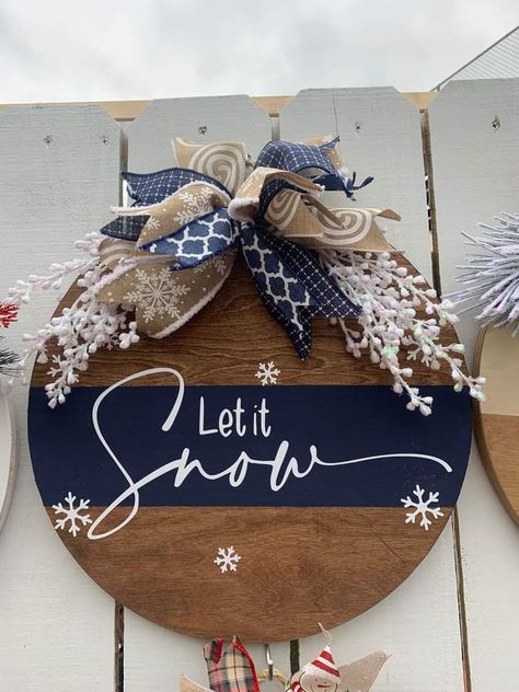 Diy Christmas Decorations For Home, Outside Christmas Decorations, Ideas Navideñas, Door Signs Diy, Christmas Porch Decor, Diy Christmas Decorations Easy, Diy Wood Signs, Christmas Signs Wood, Christmas Crafts For Gifts