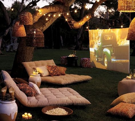 best way to spend a summer evening... just look at that bowl of popcorn and those cushions! Backyard Movie Theaters, Backyard Movie Nights, Backyard Movie, Real Estat, Outdoor Theater, Outdoor Movie, Home Cinema, The Grass, Design Case