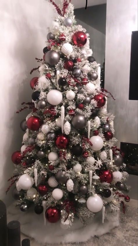 Maroon And White Christmas Tree, Burgandy Christmas Tree Ideas, Red And Silver Christmas Tree, Grey Christmas Tree, Christmas Tree Decor Ideas, Tree Decor Ideas, Pretty Christmas Decorations, Christmas Tree Decorating Themes, Holiday Tree Decorations