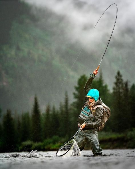 Ladies Fishing, Fly Fishing Art, Fly Fishing Lures, Fishing Photos, Fishing For Beginners, Fishing Photography, Hunting Women, Fishing Pictures, Fly Fishing Gear