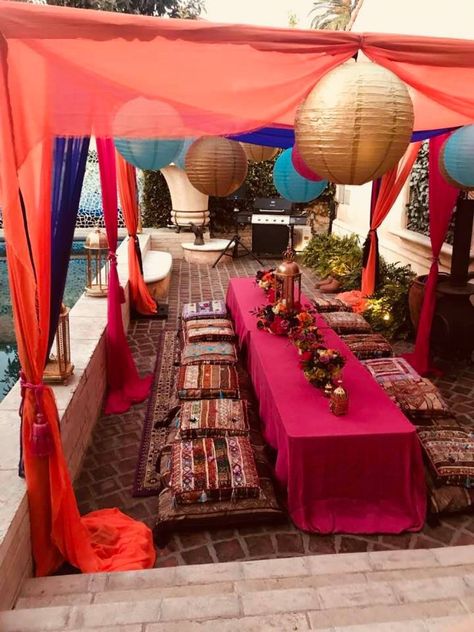 Middle Eastern Party Decorations, Moroccan Party Decorations Diy, Arabian Table Setting, Backyard Henna Party, Moroccan Birthday Party Ideas, Arabic Party Decoration, Resort Birthday Party Ideas, Moraccon Theme Decor, Arabian Birthday Party