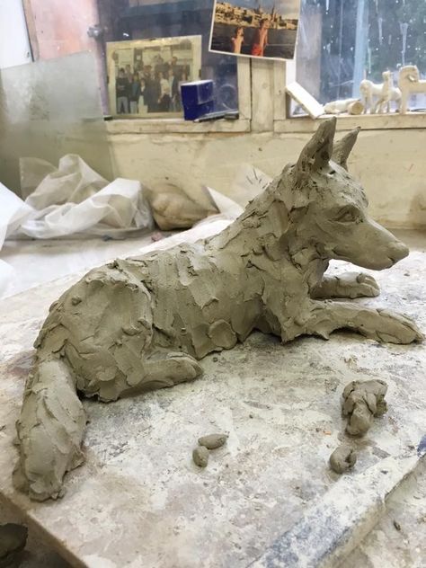 Clay Sculpture Ideas Animals, Pottery Animals Sculptures, Ceramic Dog Sculpture, Clay Dog Sculpture, Clay Sculpture Ideas, Ceramics Sculptures, Pottery Dog, Dog Pottery, Clay Dog