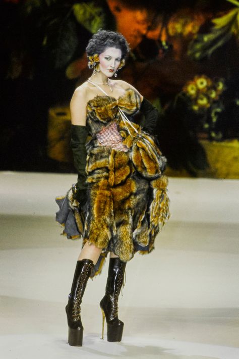 Vivienne Westwood Fashion, Andreas Kronthaler, Vintage Runway, Fashion Images, John Galliano, Vivienne Westwood, Look Cool, Couture Fashion, 90s Fashion