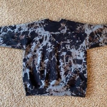 DIY Bleach Tie-Dye Sweatshirt - Raising Teens Today Spray Bleach Sweatshirt Diy, Bleaching Black Sweatshirt Diy, Bleach Dye Diy, Diy Bleach Hoodie Design, Bleach Splatter Shirt Diy, Bleach Black Shirt Diy, Bleach Sweatshirt Diy, Diy Sweatshirt Ideas, Bleach Spray Shirt