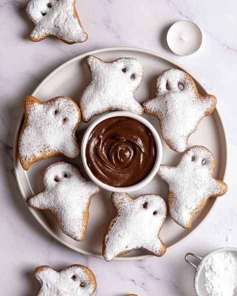 Ghost Party Food Ideas, Scream Movie Food Ideas, Easy Quick Halloween Treats, Ghost Beignets, Ghost Food Ideas, Simple Desert Ideas, Easy Healthy Halloween Treats, Beignets Easy, Ghost Desserts