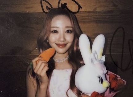 Yves Polaroid, Loona Polaroid, Red Pink Hair, Cute Carrot, Yves Loona, Pride Day, Look At The Moon, Polaroid Photos, Hair Flip