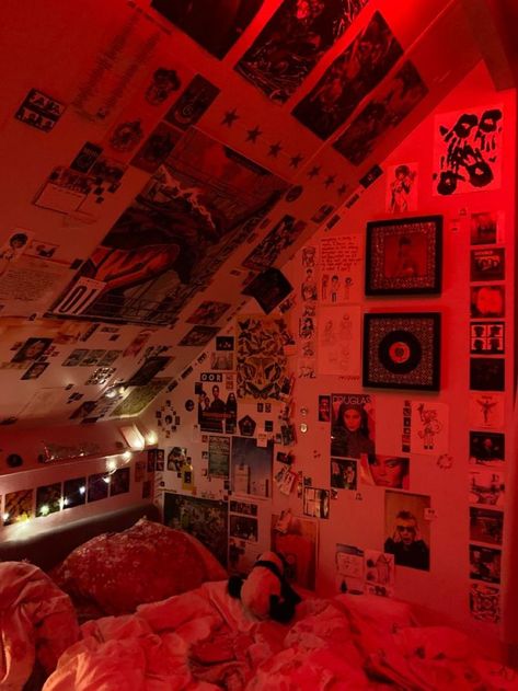 Rockstars Gf Bedroom, Room Ideas Aesthetic Slanted Ceilings, Grunge Y2k Bedroom Ideas, Rockstar Gf Bedroom Ideas, Ceiling Bedroom Aesthetic, Y2k Grunge Room Aesthetic, Bedroom Inspirations Y2k, Room Inspo Slanted Ceiling, Rockstars Gf Room