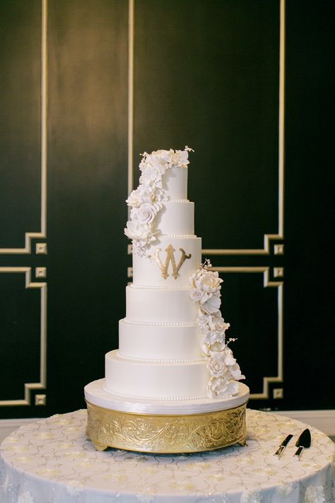 Feast your eyes on this stunning Grand 6 Tier Wedding Cake, a true showstopper at any wedding. Adorned in white and gold, this cake is the epitome of elegance and luxury. Spotlight WiH Partners- Florals + Decor: Plants N' Petals Planning + Design: Irresistible Events & Services Cake: Cakes by Gina Photo: Mustard Seed Photography #WeddingsinHouston #WeddingInspiration #LuxuryWedding #WeddingInspo #WeddingCake 6 Tier Wedding Cake, 6 Tier Wedding Cakes, Showstopper Dessert, White And Gold Wedding Cake, Seed Photography, Artist Cake, Luxury Cake, Intimate Wedding Venues, Decor Plants