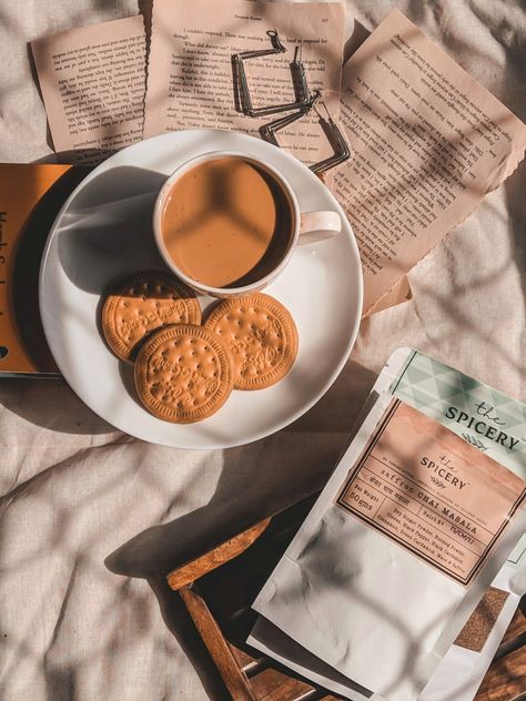 Tea Evening, Coffee Love Quotes, Products Photoshoot, Aesthetic Cookies, Evening Food, Cookies Photography, Coffee Content, Tea And Cookies, Cookies Aesthetic