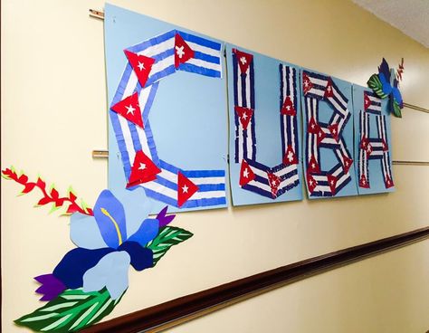 Cuba Door Decoration, Cuba Bulletin Board Ideas, Preschool Classroom Themes, Construction Paper Flowers, Spanish Projects, Cuban Flag, Cuba Flag, School Poster, School Murals