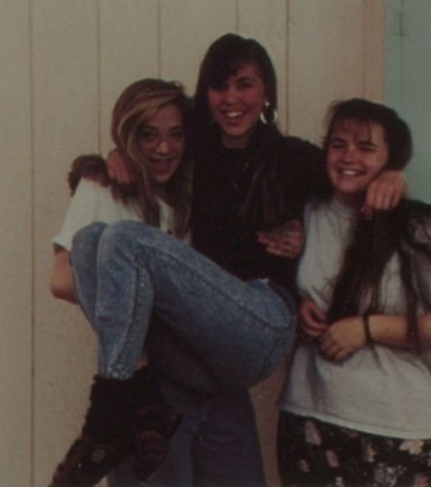 School Nostalgia Aesthetic, 80s High School Aesthetic, 90s Highschool Aesthetic, Friendgroup Photo, 1990s High School, High School Nostalgia, 90s Lifestyle, 80s Things, High School Aesthetic