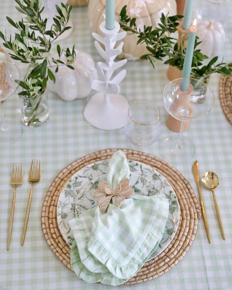 Our green gingham linens look lovely on @lombardandfifth’s west coast table. Love her sunny take of fall 💚 #autumntable #falltable… | Instagram Gingham Party, Gingham Tablecloth, Gingham Linen, Autumn Table, Christmas Tablescape, Green Gingham, Fall Table Decor, Fall Tablescapes, Natural Christmas