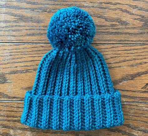 When it comes to winter crochet hats, you really can't beat a classic bobble hat! This fab free pomtop design features a fab ribbed stitch pattern which will help it to super-cosy, and that big fluffy pompom finishes it off perfectly! The pattern includes sizes for 1-2 years, 3-5 years and 6-10 years, and includes some handy step-by-step pictures too! Crochet Bobble Hat Pattern Free, Crochet Bobble Hat, Hats To Crochet, Kids Hat Crochet, Kids Crochet Hat, Baby Crochet Hats, Fox Hat Crochet, Sunhat Pattern, Hat Crochet Patterns