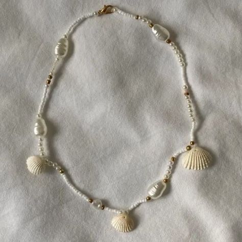 Coastal Granddaughter Beaded Jewelry, Sea Shell Bracelet Aesthetic, Seashell Beaded Bracelet, Beach Jewellery Aesthetic, She’ll Bracelet, Necklace With Seashells, Beach Shell Necklace, Shells Jewelry Ideas, Diy Beach Necklace