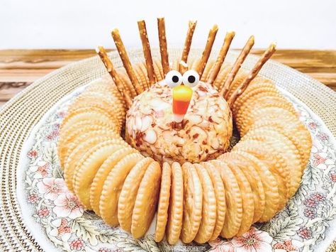 This Turkey Cheese Ball is a super cute Thanksgiving appetizer that takes just minutes to assemble with our shortcut recipe! Turkey Cheeseball, Turkey Cheese Ball Recipe, Thanksgiving Vegetable, Baking Snacks, Turkey Cheese Ball, Thanksgiving Fruit, Easy Pumpkin Dessert, Thanksgiving Appetizers Easy, Thanksgiving Appetizer