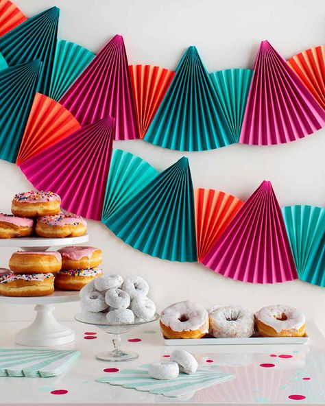 Anniversaire Diy, Paper Party Decorations, Handmade Charlotte, Paper Fan, Colorful Paper, Things To Make, Diy Garland, Paper Fans, Paper Garland