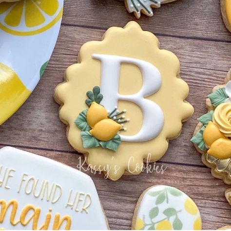 Lemon Italy, She Found Her Main Squeeze, Found Her Main Squeeze, Floral Cookies, No Bake Sugar Cookies, Cookie Recipes Decorating, Monogram Cookies, Cookie Wedding Favors, Bakery Cookies