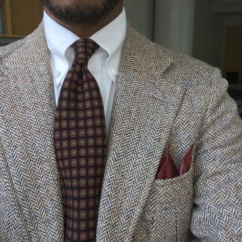 Mens Layering, Tweed Sport Coat, Dapper Outfit, Herringbone Coat, Classy Suits, Navy Tie, Grey Herringbone, Mens Casual Dress Outfits, Herringbone Tweed