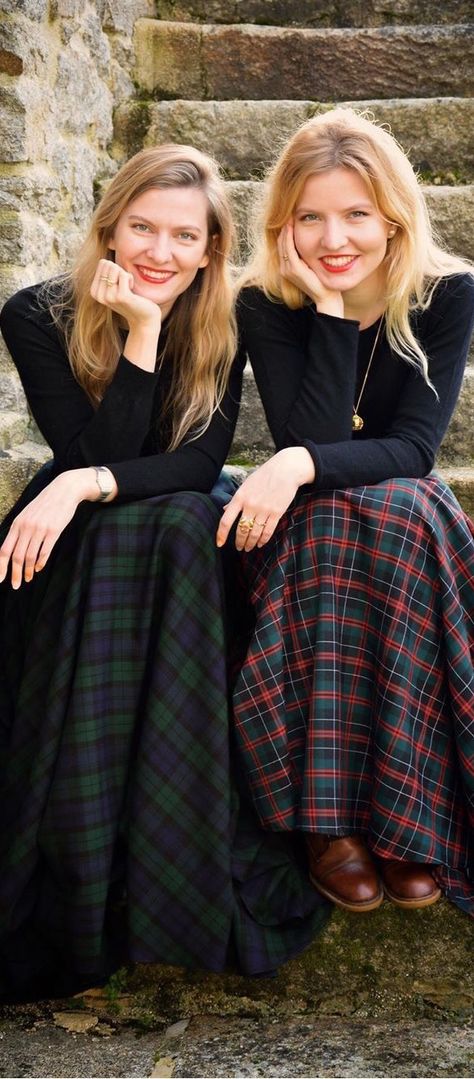 Scottish Outfit Women, Long Skirt Pleated, Tartan Skirts, Maxi Skirt Fall, Scottish Clothing, Big Skirts, Tartan Skirt, Classic Skirts, Tartan Kilt