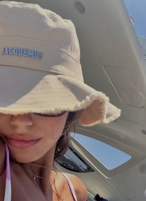 Jacquemus Store, Jacquemus Hat, Fun Beach Pictures, Bucket Hats For Women, Luxury Couple, Sun Hats For Women, Bucket Hats, Summer Pictures, Cute Selfie Ideas