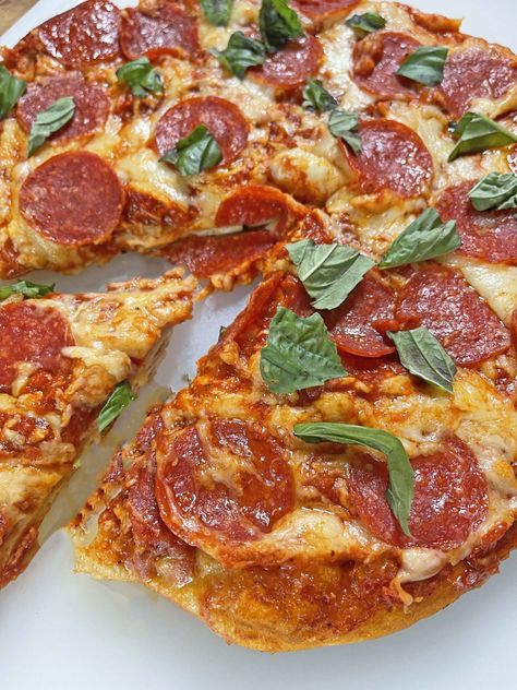 Upside Down Pizza Hack From TikTok - Chop Happy Dinner Ideas Weeknight, Calzone Recipes, Upside Down Pizza, Fajita Pizza, Pizza Hacks, Pizza Rice, Fast Pizza, Pizza Ball, Deep Dish Pizza Recipe