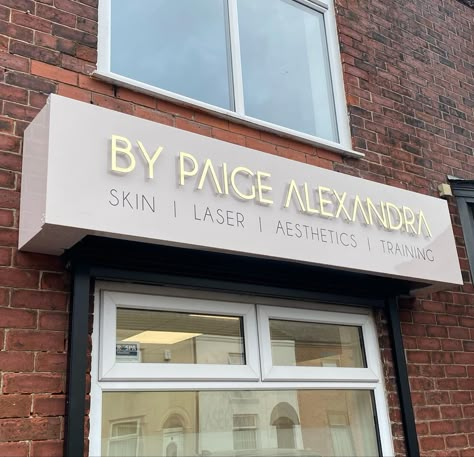 Salon Shop Front Ideas, Beauty Salon Signage Outdoor, Beauty Salon Outside Design, Hair Salon Signs Ideas Outdoor, Salon Name Board Design, Salon Signage Outdoor, Salon Front Design, Salon Signs Store Fronts, Beauty Salon Exterior Design