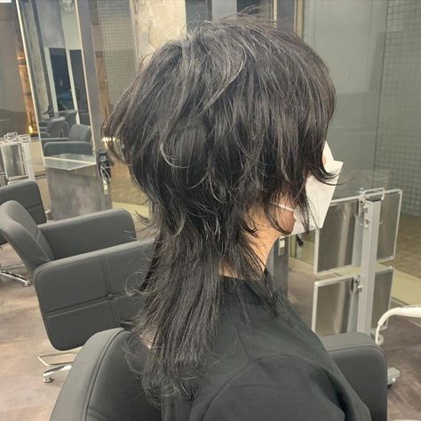 Jellyfish Haircut With Wispy Bangs, Jellyfish Haircut Asian, Short Hair On Top Long In Back, Jellyfish Haircut Long Curly, Blended Jellyfish Haircut, Jellyfish Haircut Short Hair, Nikolai Hair Down, Wolfcut Back View, Layered Jellyfish Haircut