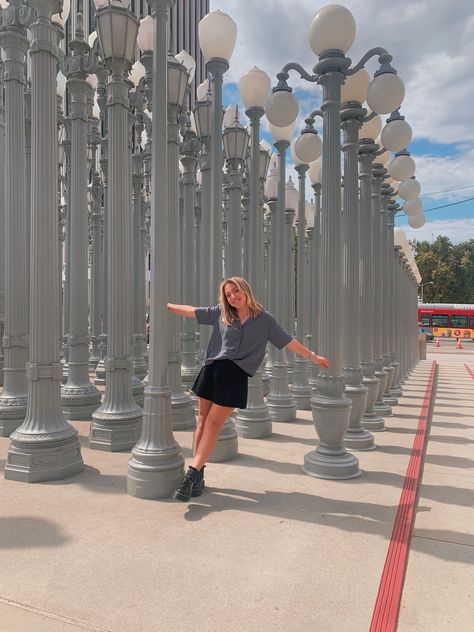 Urban Lights Los Angeles Poses, Lacma Photoshoot, Cali Pics, Lacma Lights, La Outfit, Summer Photo Ideas, Urban Light, Disney Outfits Women, Leni Klum