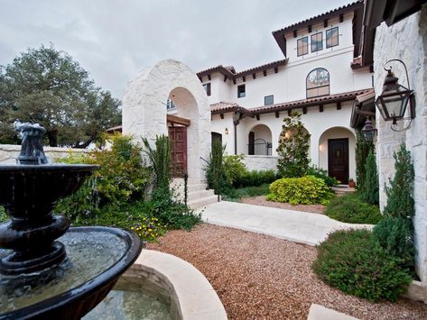 Small Spanish Style Homes, Spanish Style Exterior, Courtyard Door, Mediterranean Courtyard, Spanish Style Decor, Santa Barbara Style, Spanish Home, Mediterranean Mansion, Spanish Decor