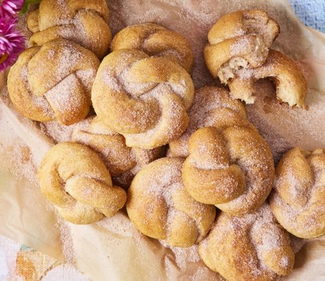 Sukkot Food, Sukkah Ideas, Cinnamon Knots, Sukkot Recipes, East Recipes, Middle East Recipes, Holiday Menus, Sukkot, Pastry Flour