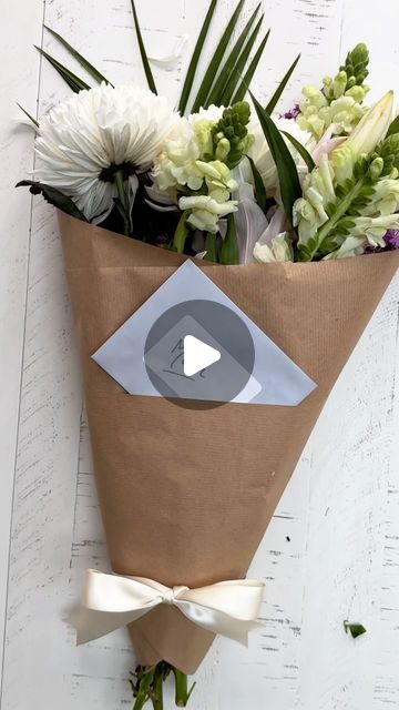 Flowers Wrapped In Brown Paper, Wrap A Bouquet In Paper, Wrap A Bouquet, Wrap Flowers, Wrapping Techniques, Money Bouquet, How To Make Decorations, Gift Wrapping Techniques, How To Wrap