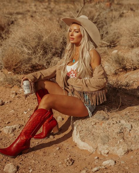 Badlands Photoshoot, Cowgirl Photography, Western Photoshoot, Country Vibe, Urban Cowgirl, Birthday Shoot, Cowboy Outfits, American Woman, Shoot Ideas