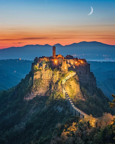 ALTUG GALIP on Instagram: “Happy weekend😊 Civita di Bagnoregio, Italy🏰🌅” Bagnoregio Italy, Istanbul Travel, Scottish Castles, Daily Pictures, Destination Voyage, Travel Nature, Beautiful Places To Visit, Holiday Destinations, Beautiful Sunset