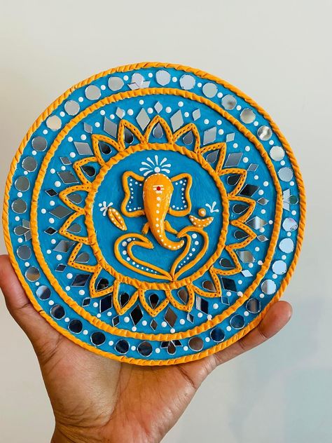 Simple Lippan Art Mirror, Clay Mandala Design, Ganesha In Lippan Art, Ganesha Lippan Art Design, Small Lippan Art Circle, Lippan Art Circle Design, Ganesh Ji Lippan Art, Lipan Art Mirror Work Diy Round, Lippon Art Designs Round