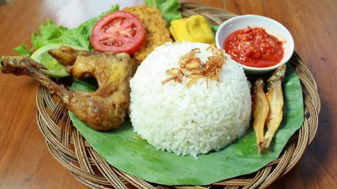 Membuat nasi uduk yang simpel dan mudah. Ayam Kremes, Ayam Teriyaki, Ayam Bakar, Chicken Rolls, Quick Bite, Culinary Skills, Indonesian Food, Hearty Soups, International Recipes