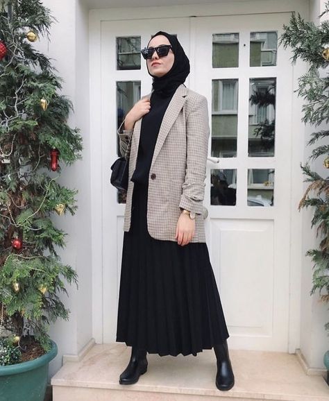 8c00dee24c9878fea090ed070b44f1ab Hijab Work Outfit Business Casual, Hijab Business Outfit, Winter Skirt Fashion, Street Hijab, Hijab Inspiration, Street Hijab Fashion, Modern Hijab Fashion, Modern Hijab, Iranian Women Fashion