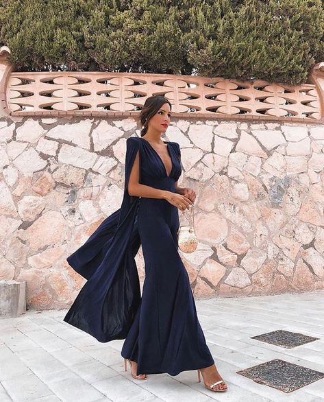 2,229 mentions J’aime, 28 commentaires - Invitada Trendy By Conde (@invitadatrendy) sur Instagram : "@rocio0sorno siempre nos inspira!! Los monos súper versátiles para todo tipo de eventos según…" Cape Jumpsuit, Red Carpet Gowns, Glamorous Dresses, Sequin Maxi Dress, Long Sleeve Jumpsuit, Guest Outfit, Looks Style, Blue Dress, Unique Fashion